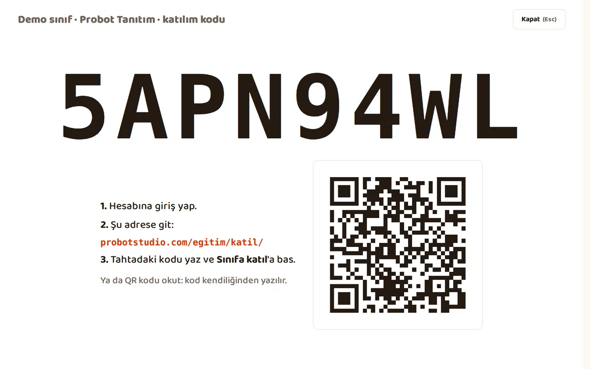Tahtaya yansıyan sınıf katılım kodu ve QR