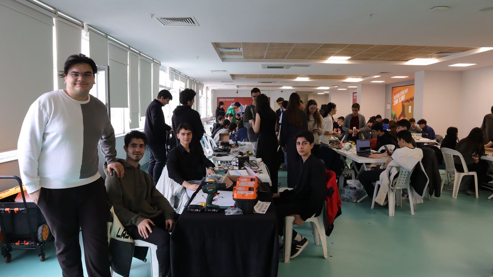 impact etkinliğinde salon dolusu takım