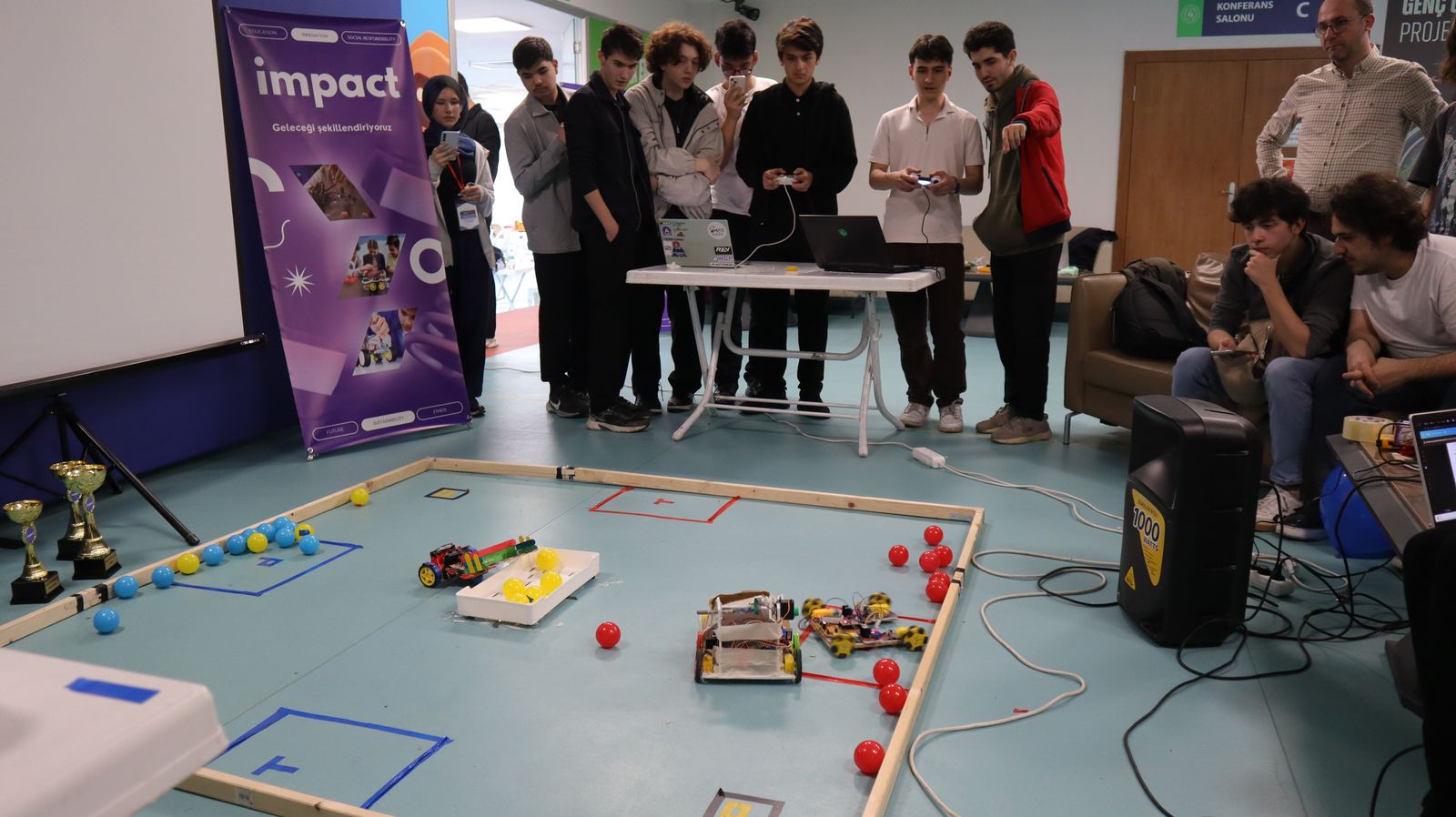 impact robot maçı: toplu arena ve joystick kullanan takımlar