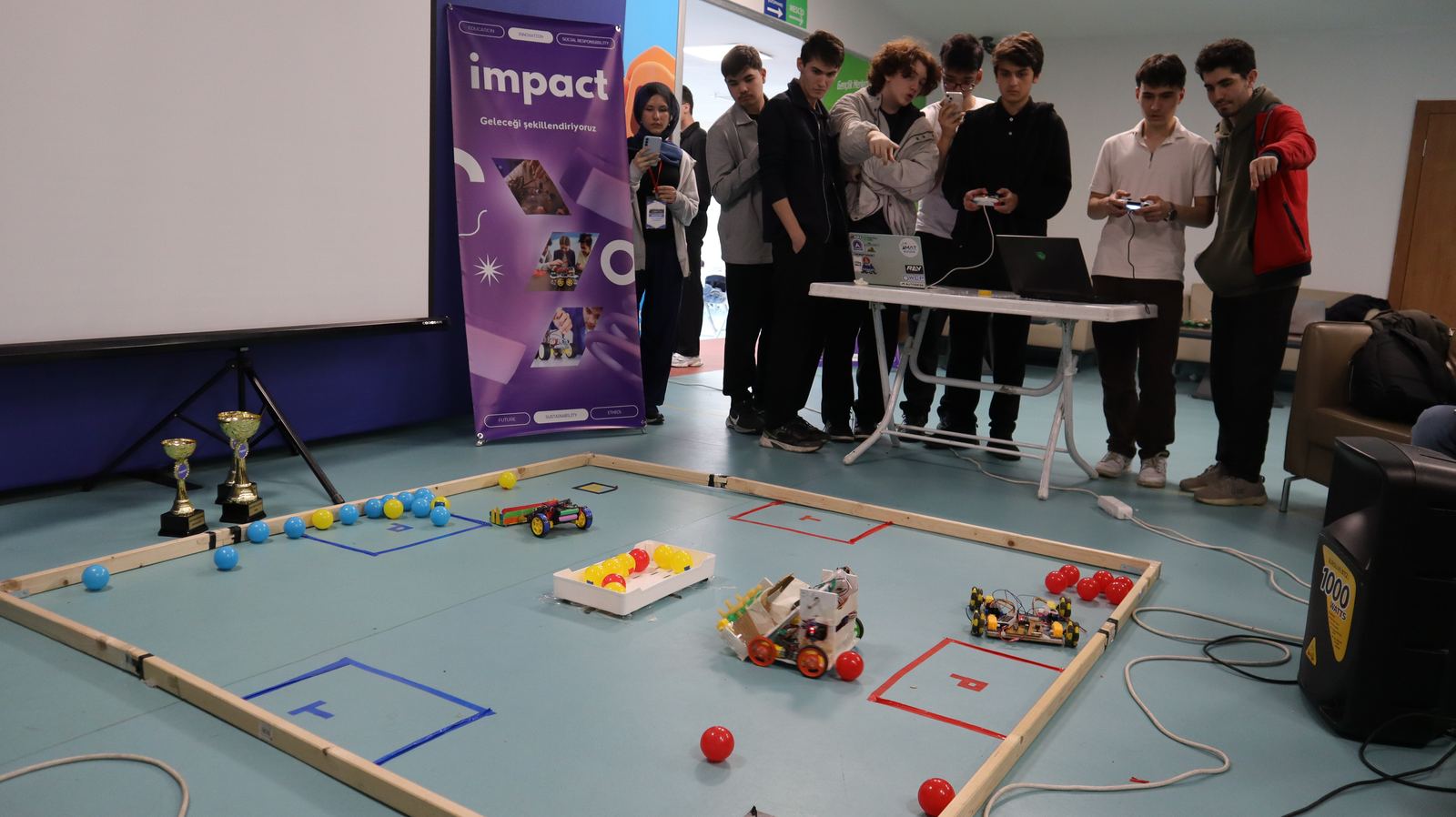 impact arenasında kupalar ve yarışan robotlar