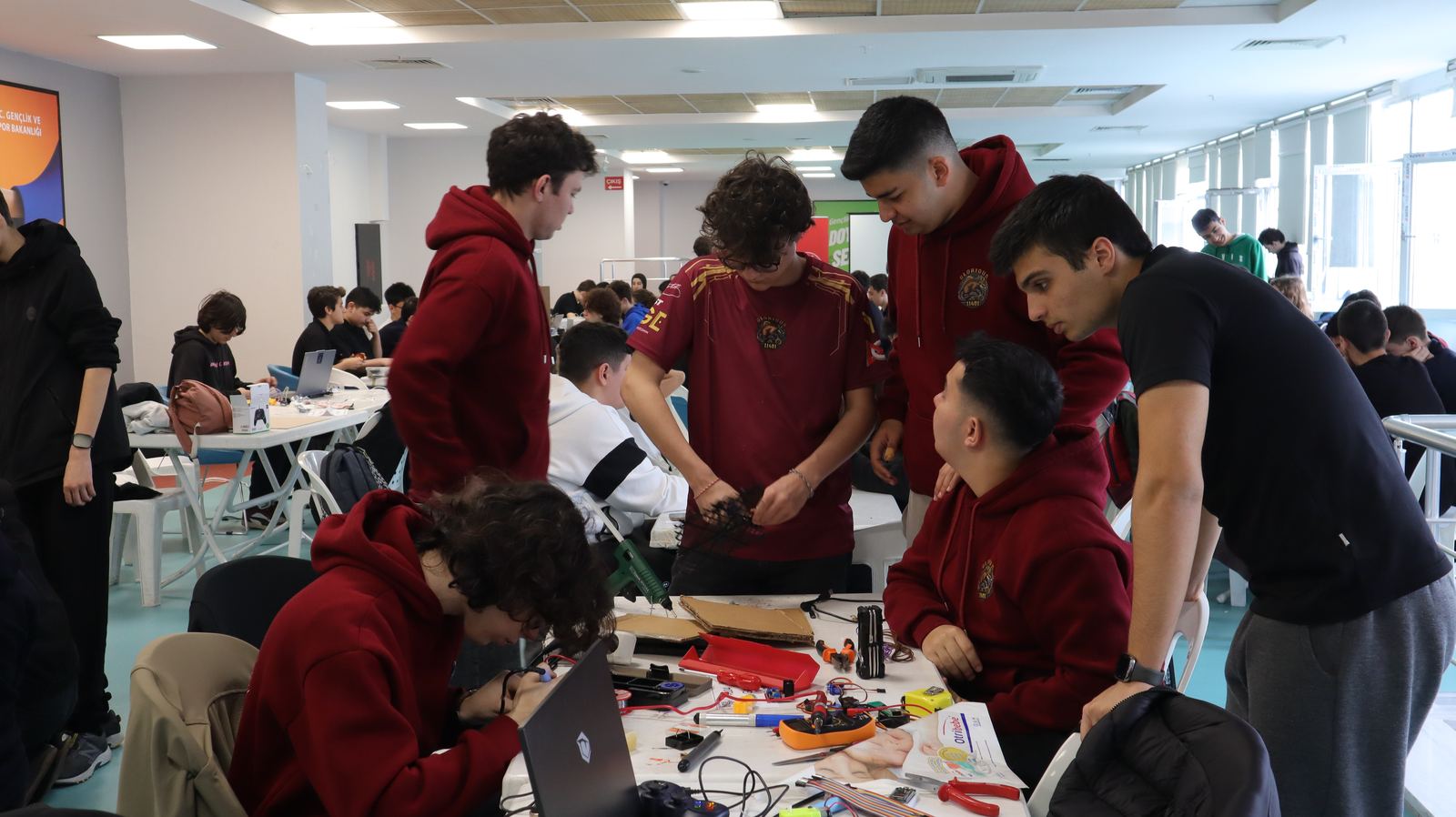 Takım robotu üzerinde birlikte çalışıyor